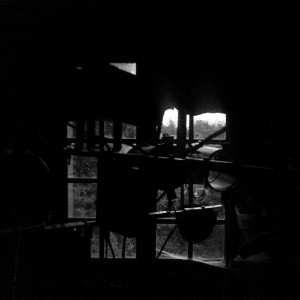 Face à un écran noir. Zakane