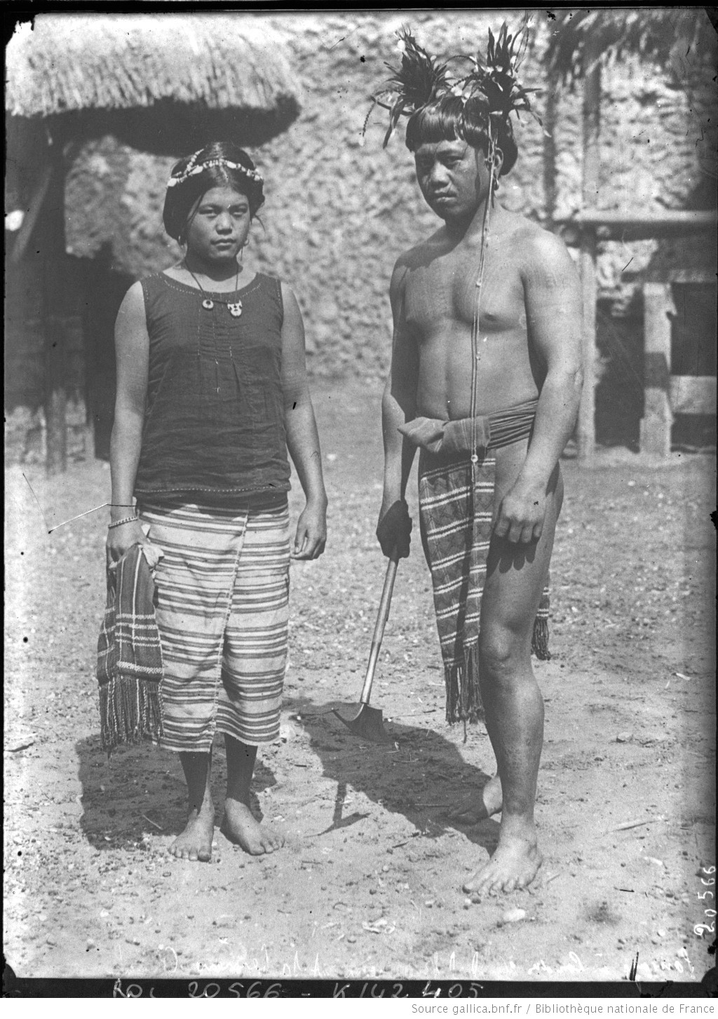 Sauvages-a-Londres.le-chefs-Beswai-et-sa-femme-Ghuah.16-05-1912.photographie-de-presse.Agence-Rol.-Agence-photographique.commanditaire